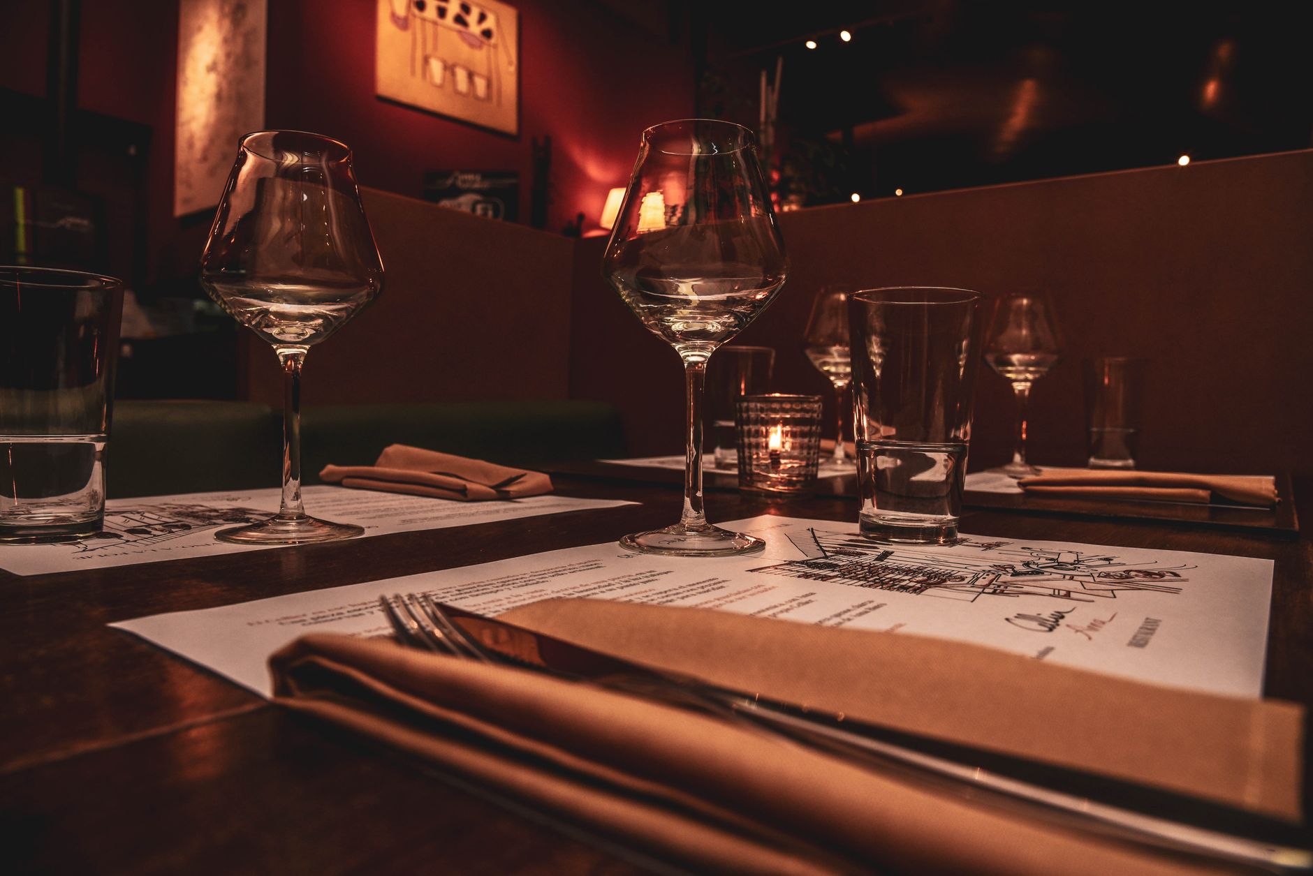 Interior acolhedor e romântico da Trattoria Bella Napoli com luz de velas