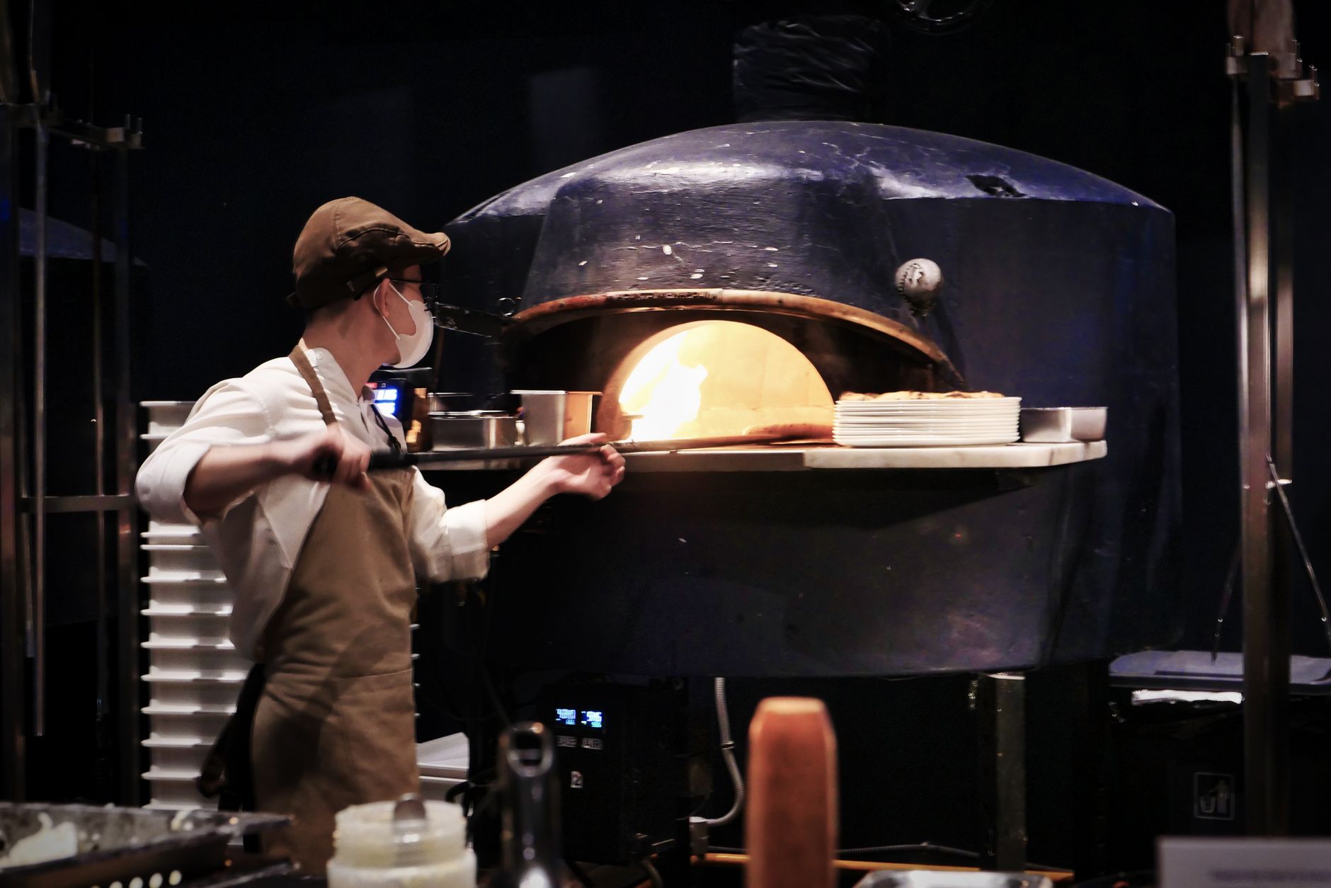 Pizza napolitana saindo do forno a lenha