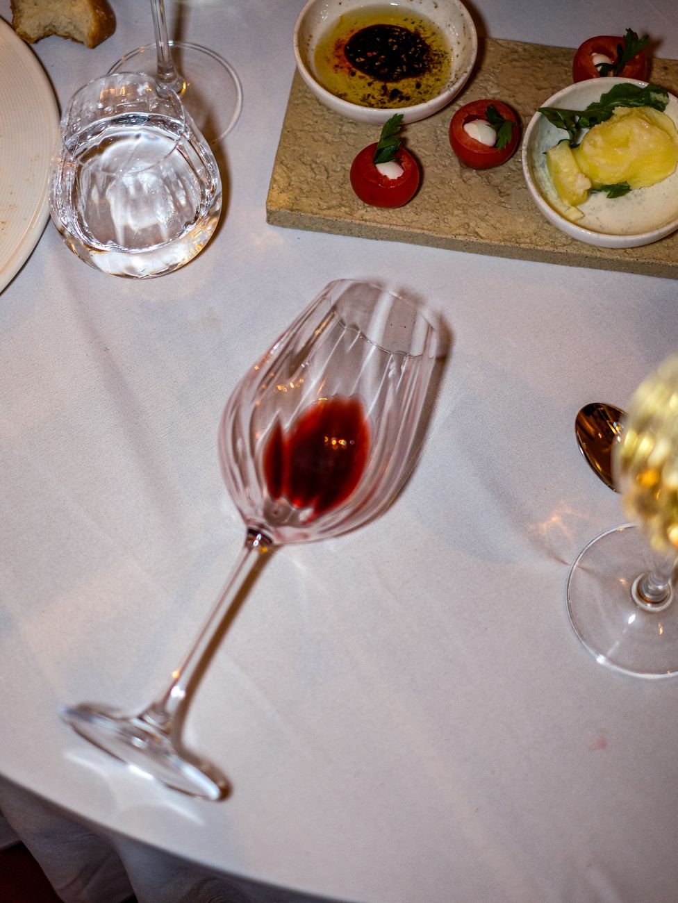 Carta de vinhos italianos selecionados com mesa posta elegante