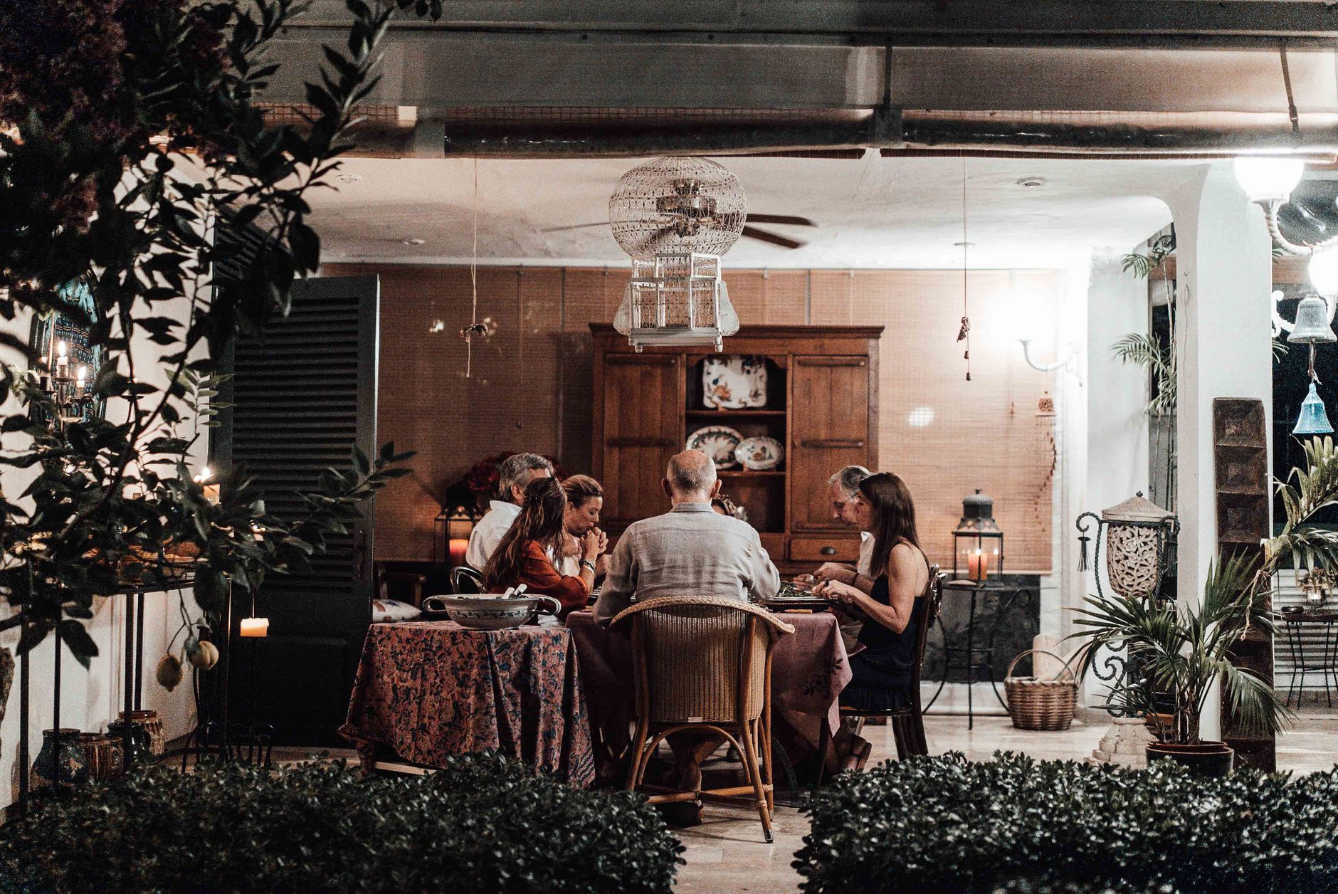 Ambiente acolhedor ideal para jantares a dois e celebrações em família